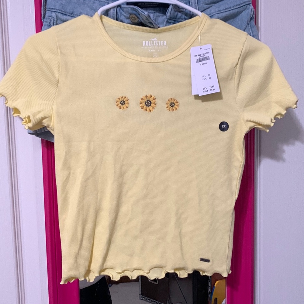 Brand New Hollister Sunflower baby T size xs